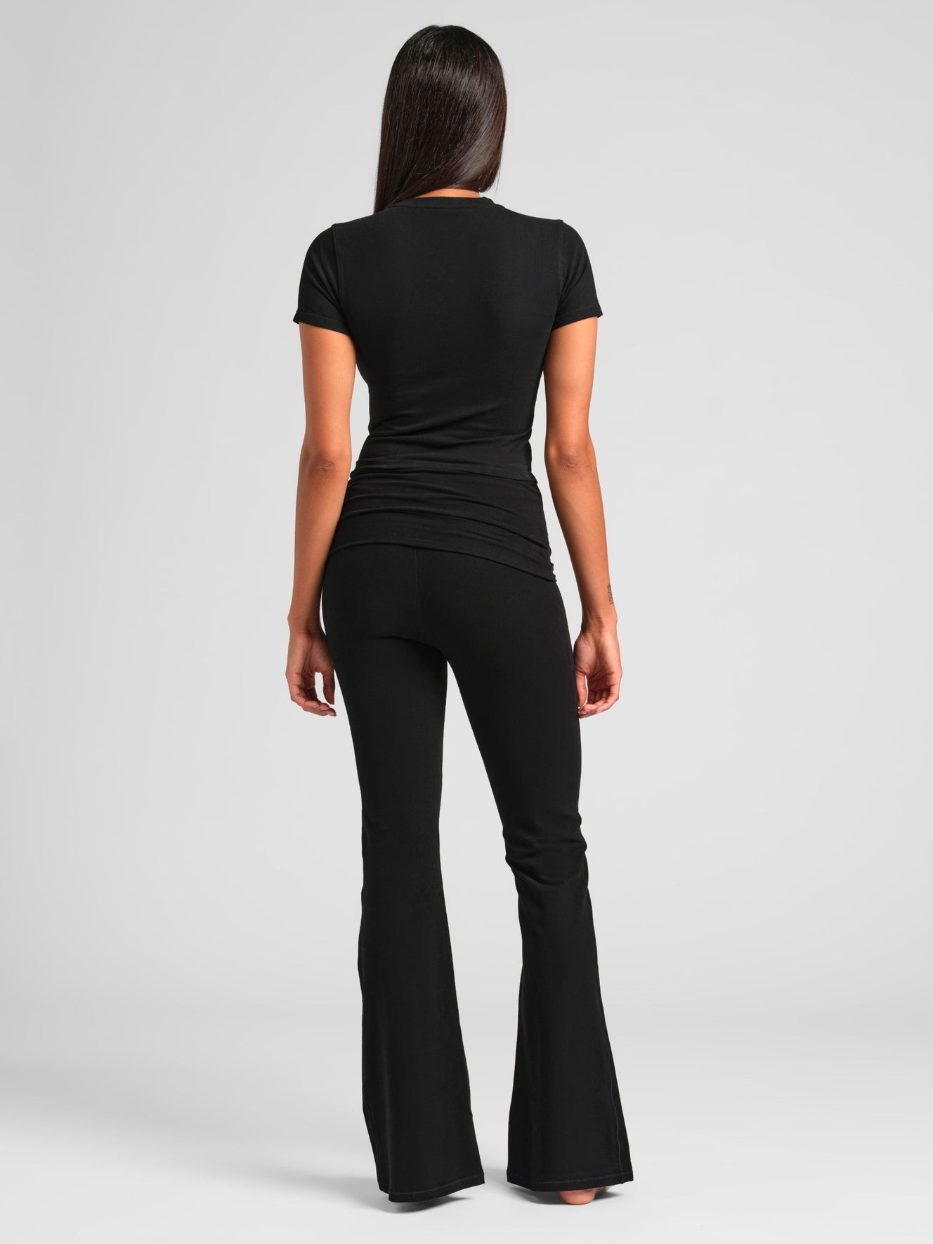 Black / F